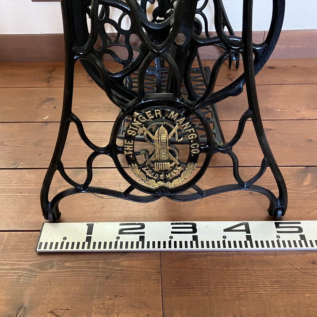 SINGER のミシンテーブルです 網目模様のミシン台 に 希少なラワン材の天板