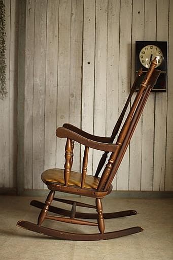 古い木製のロッキングチェア　昭和レトロ　アームチェア　ヴィンテージ　古家具