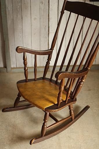 古い木製のロッキングチェア　昭和レトロ　アームチェア　ヴィンテージ　古家具