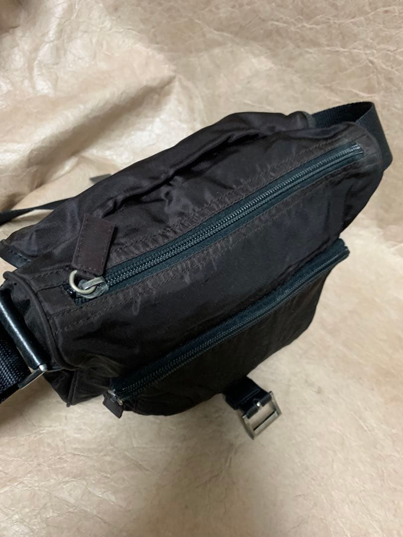 PRADA ナイロン　ショルダーバッグ　ブラウンカラー