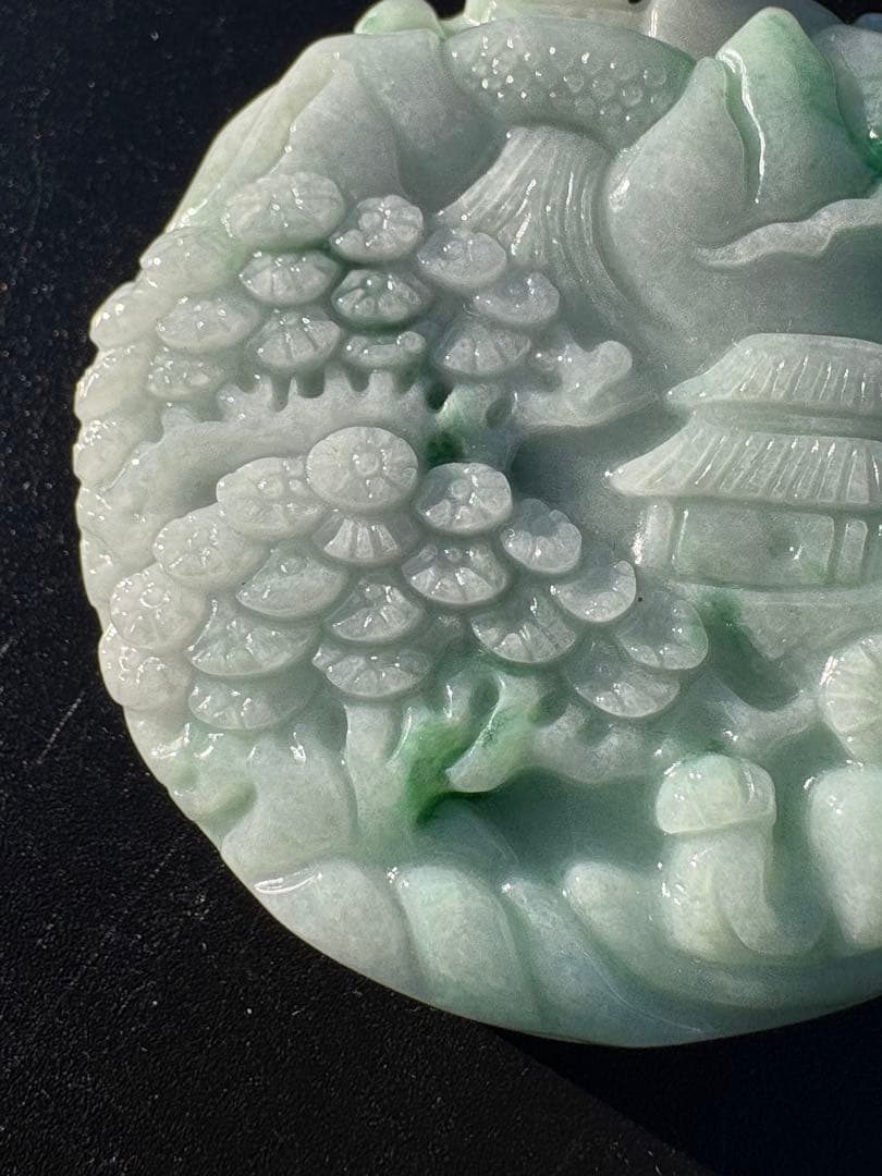 ❤️精巧に　両面彫刻された山水✳買い得　ペンダント　高品質A 天然本翡翠　無処理