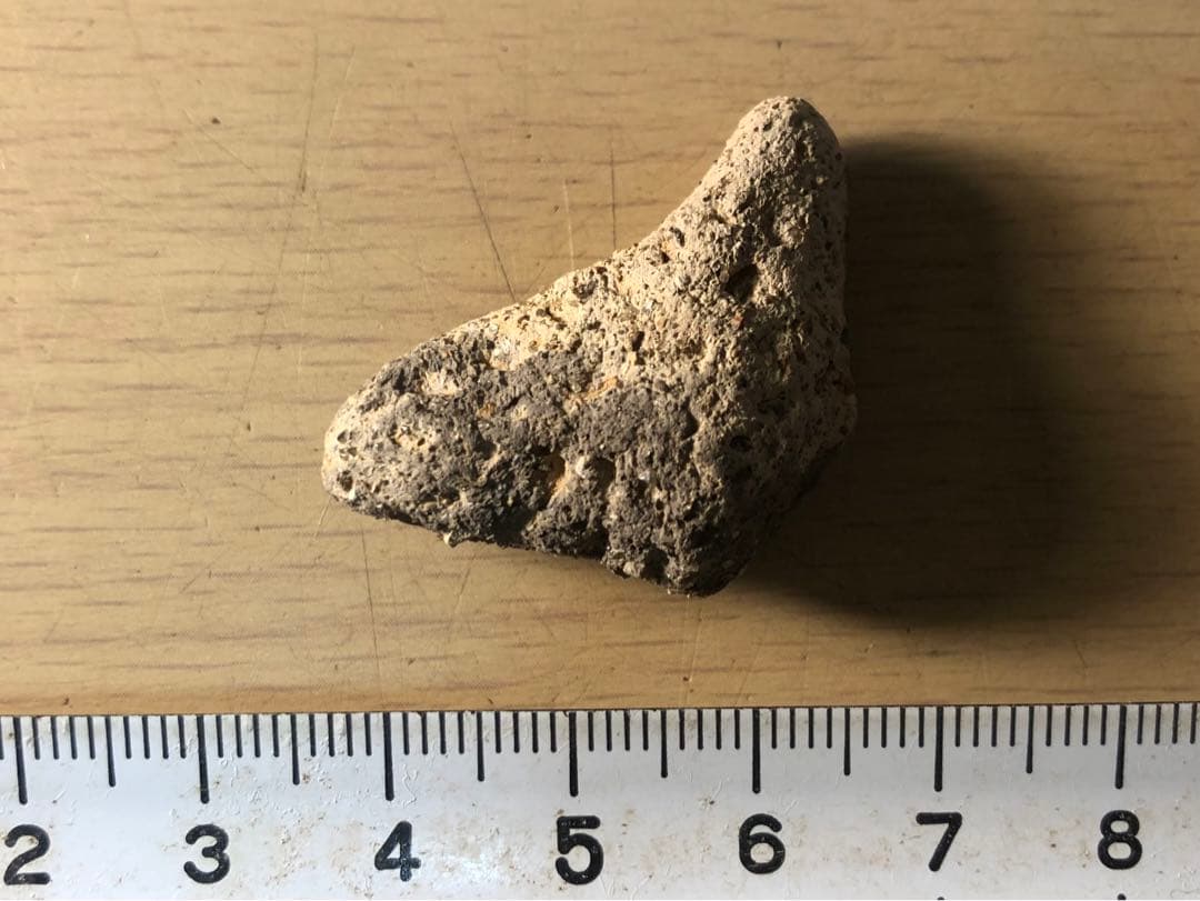 「三角形土版の破片」です。