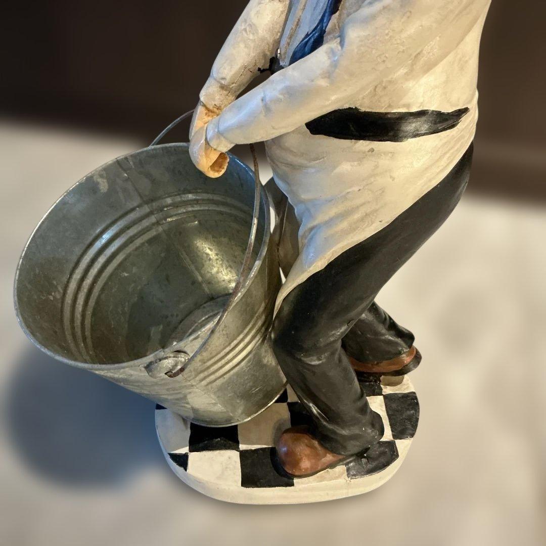 アンティーク　バケツを持つ男性の陶器フィギュア