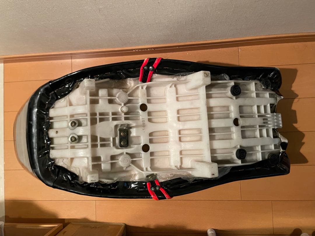 xjr400 チョビ3段シート　黒　30cm 合皮　エナメル