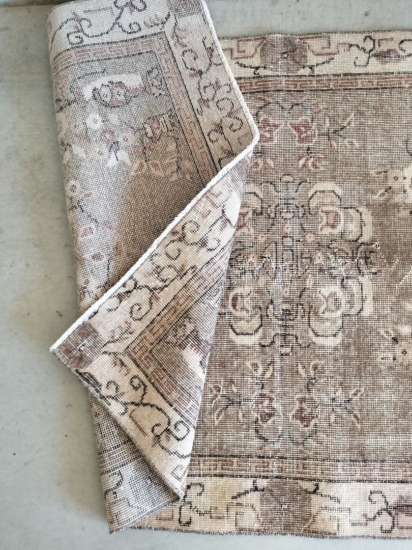 カフェオレブラウンのシノワズリラグ ヴィンテージトルコラグNo.714