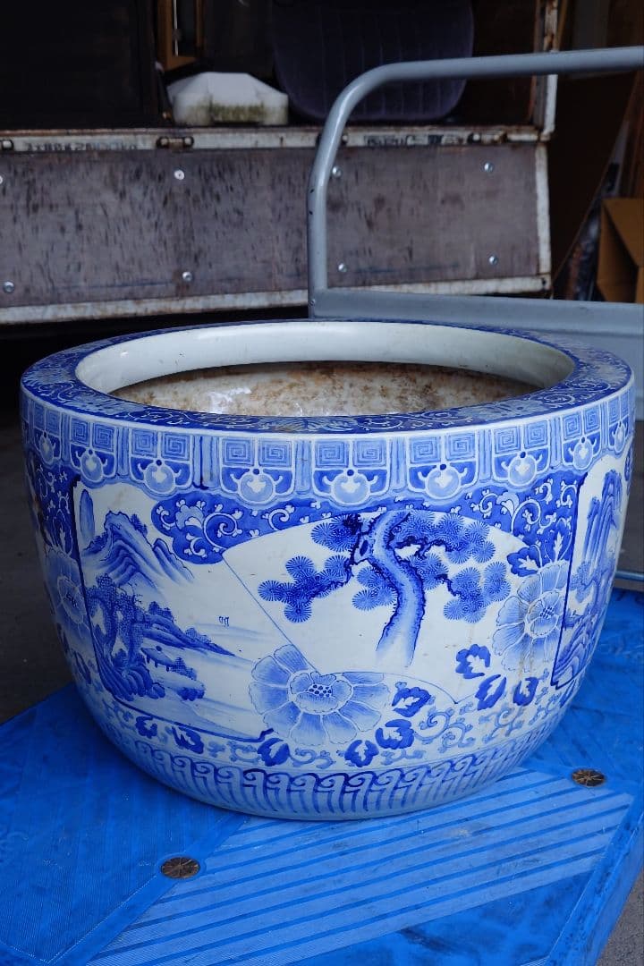 大型火鉢 青白磁の花柄火鉢
