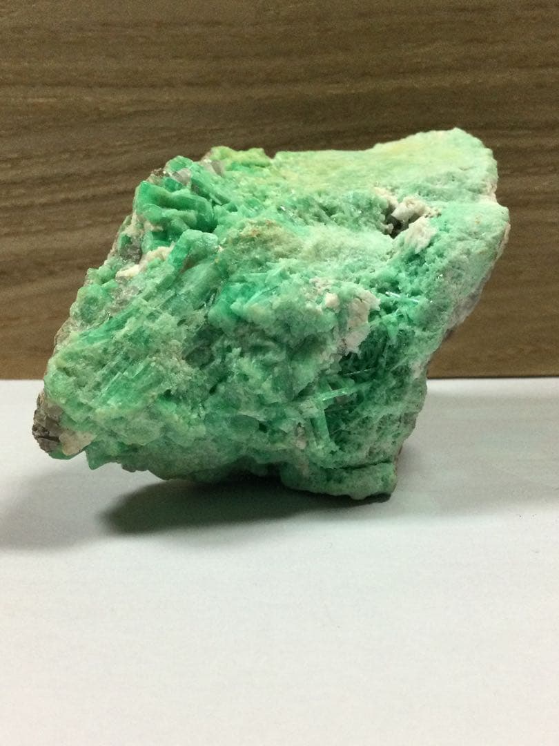 エメラルド　母石付き原石密集結晶エメラルドコロンビア産　良質