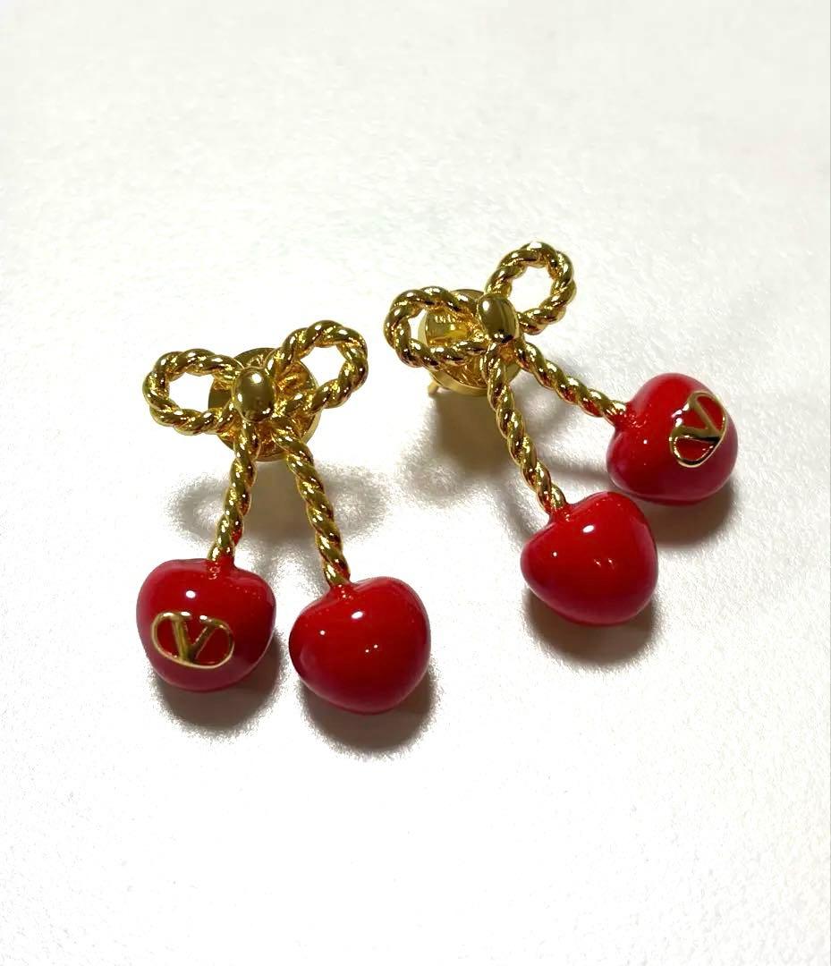 Valentino ヴァレンティノ　Vロゴ　チェリー　ピアス