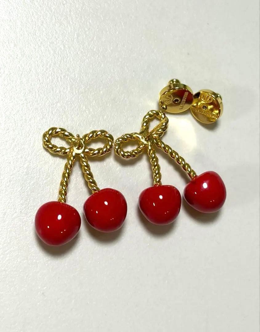 Valentino ヴァレンティノ　Vロゴ　チェリー　ピアス