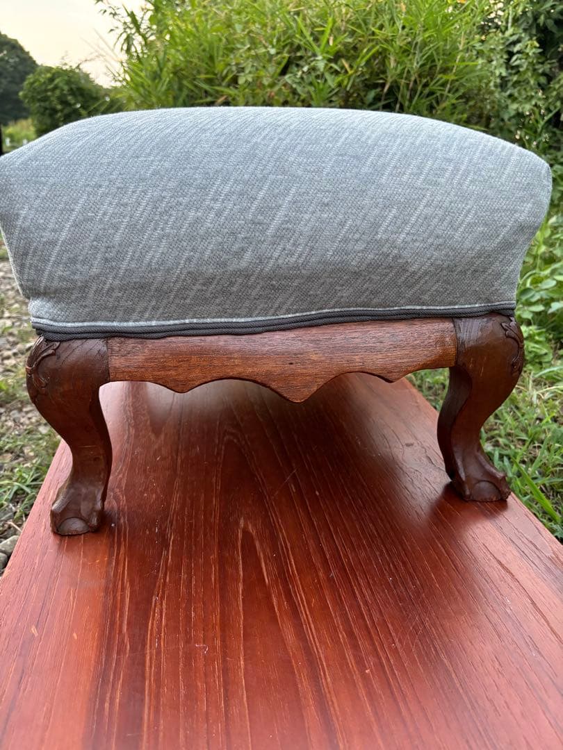 アンティーク　グレーのオットマン・スツール　カブリオールレッグ　クロウ&ボール