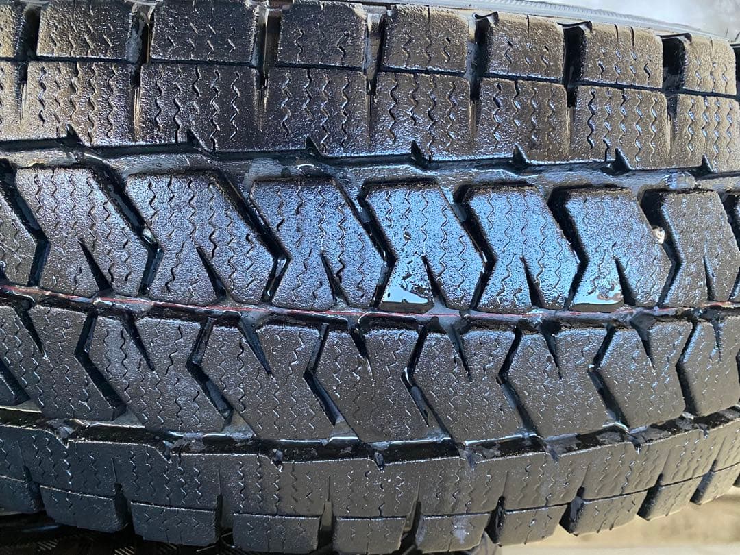 2023年製 ハイエース　スタッドレスタイヤ　ブリヂストン