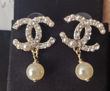 極美品イヤリング ココマーク ロゴ フェイクパール ラインストーン ゴールドカ