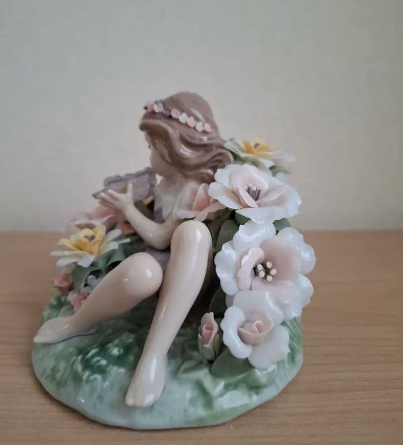 リヤドロ　蝶と戯れる小妖精　ガラスケース付属