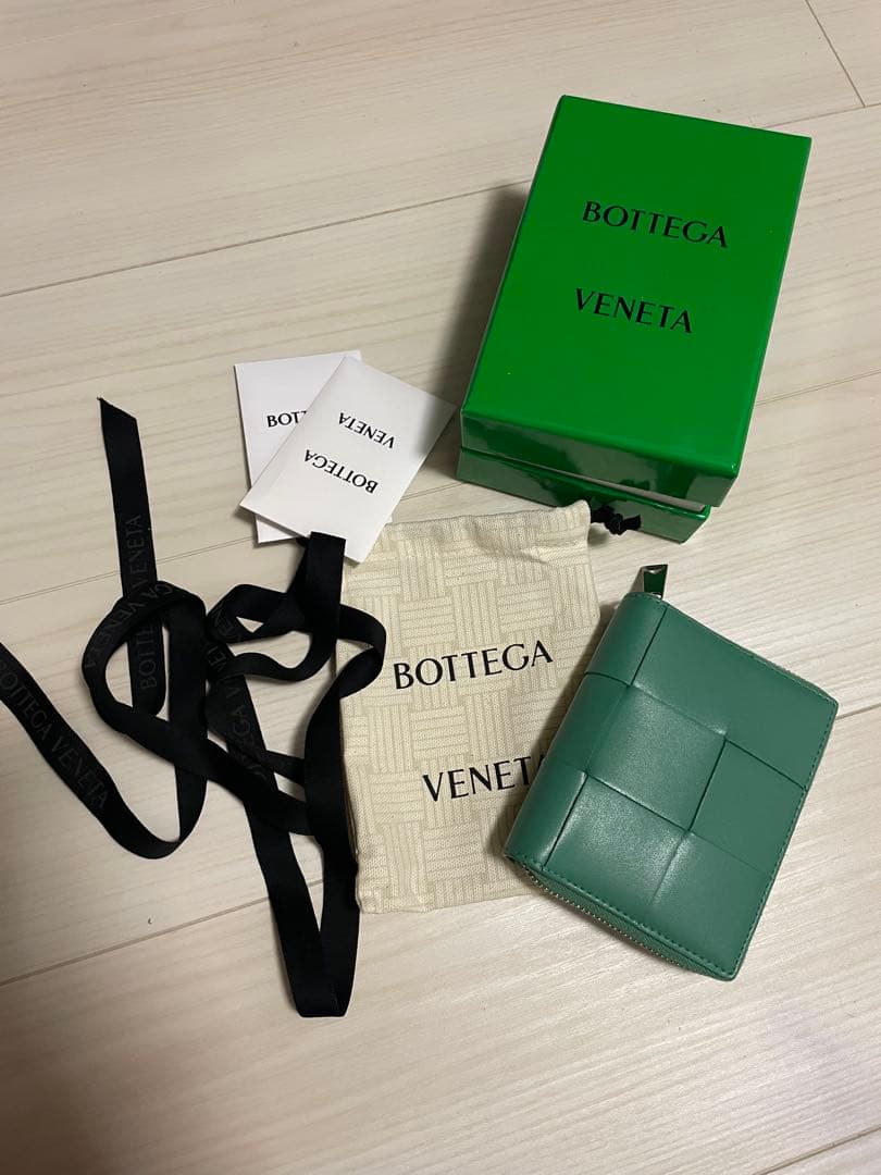 BOTTEGA VENETA くすみグリーンの 二つ折り財布！美品！カセット