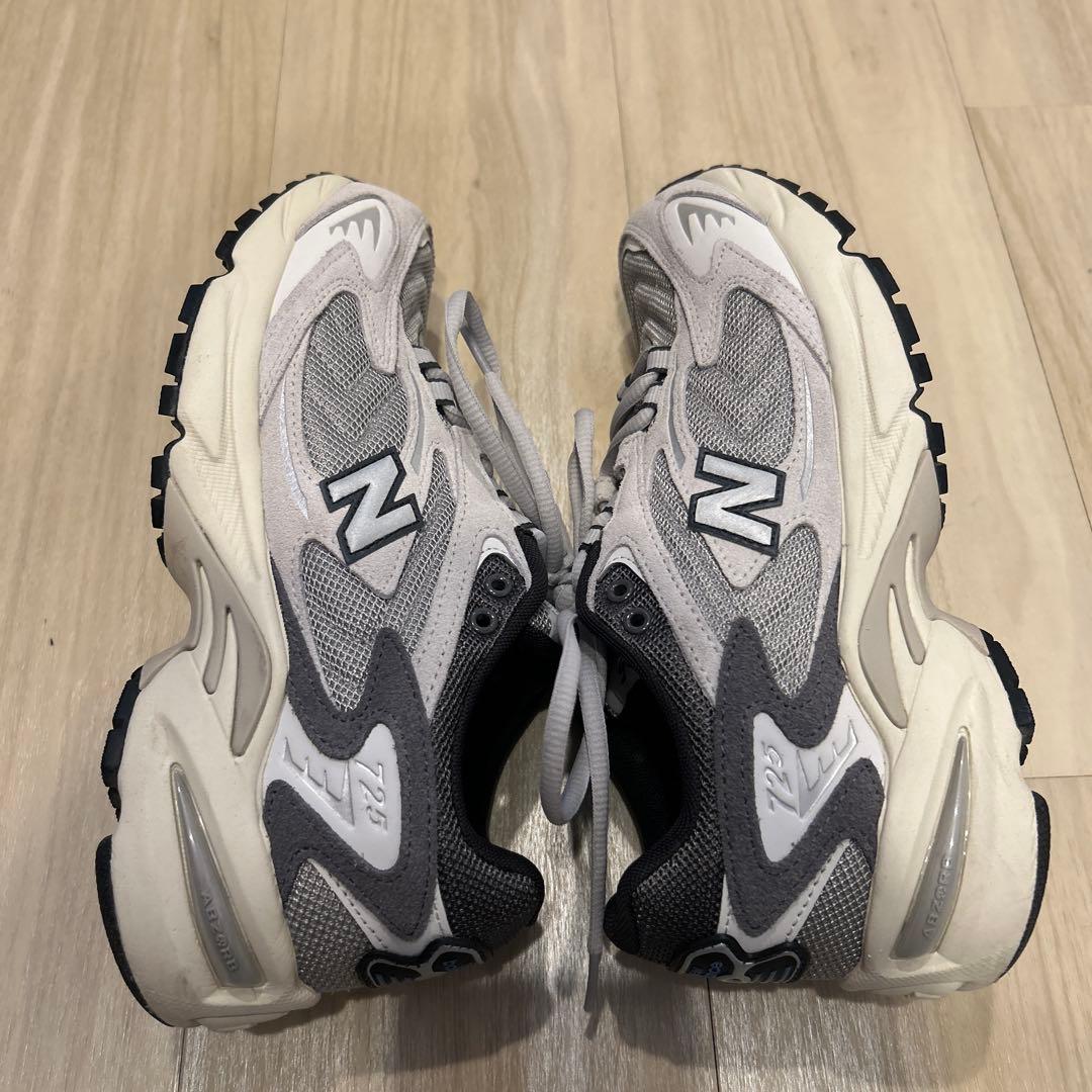 New Balance 725 グレー スニーカー