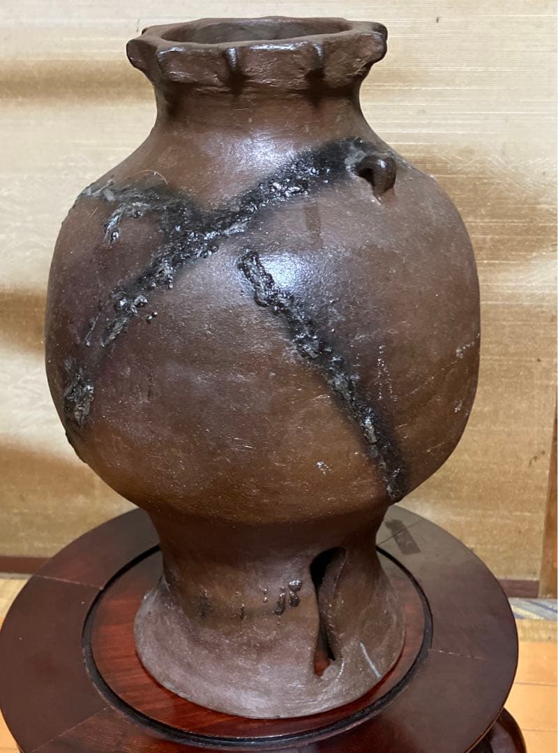 備前焼？足高茶壺？口と焼、足にモダンを感じて下さい