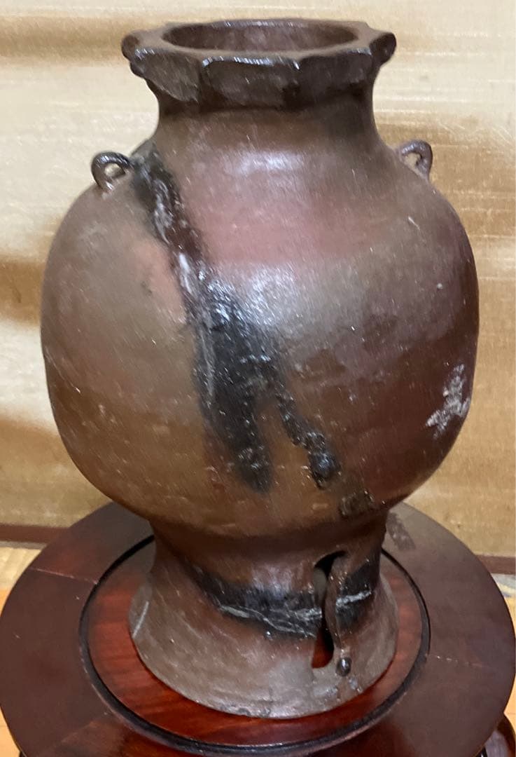 備前焼？足高茶壺？口と焼、足にモダンを感じて下さい