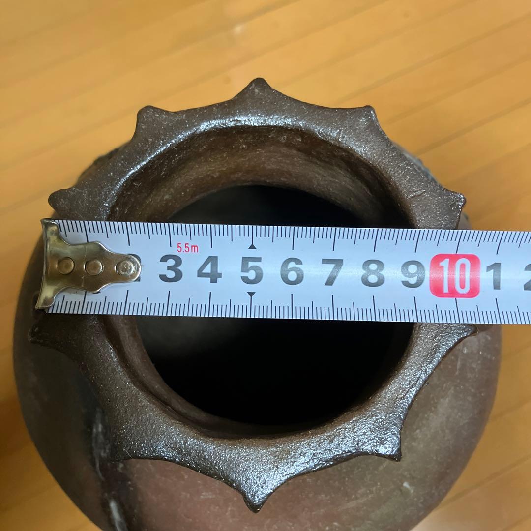 備前焼？足高茶壺？口と焼、足にモダンを感じて下さい