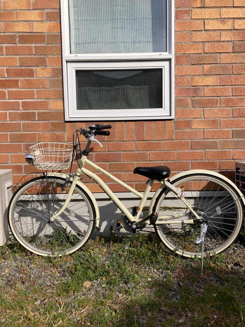 クリーム色シティサイクル 前部バスケット付き