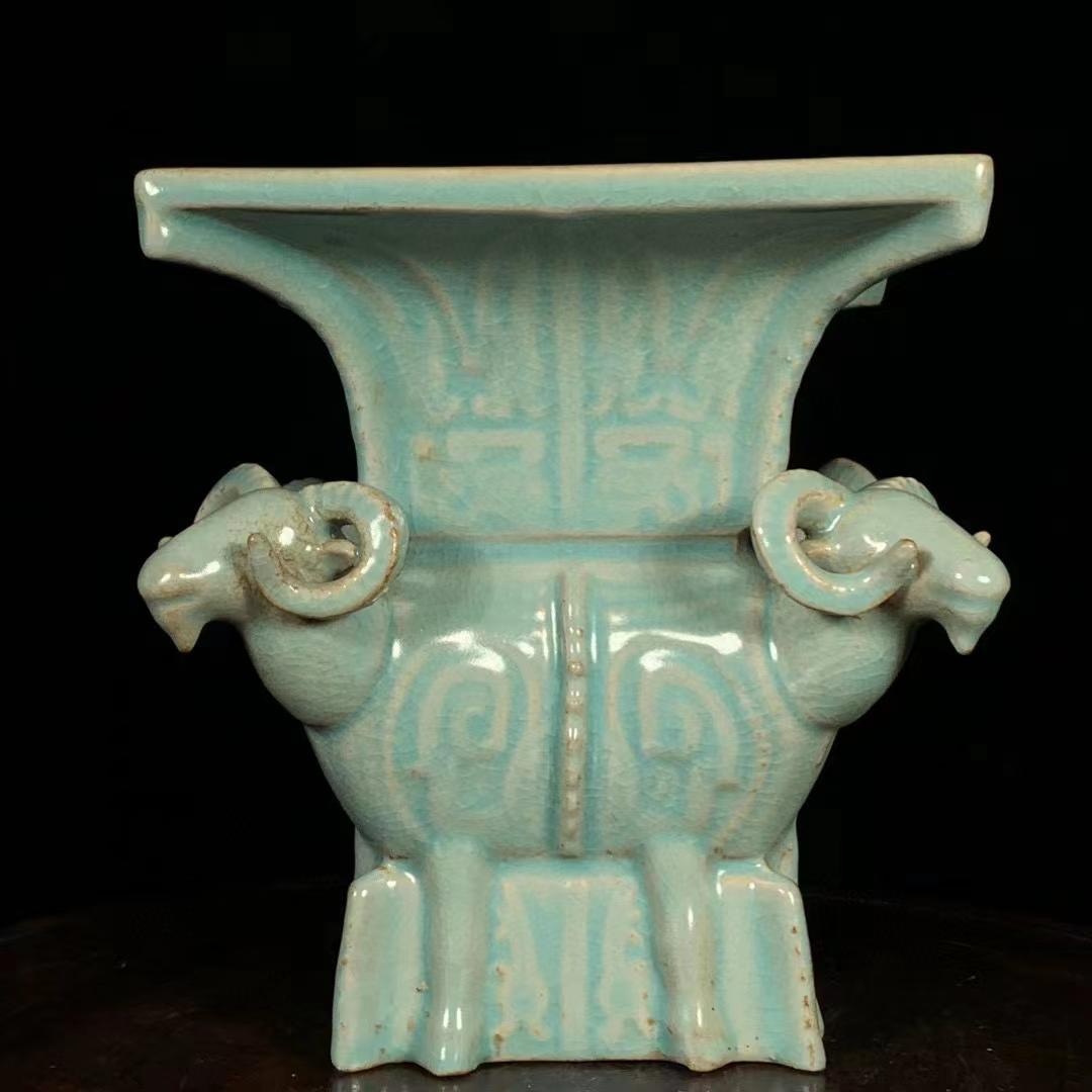 中国古美術・旧蔵の磁器・四羊方尊・16x18cm・書道具・案頭・置物・文房具