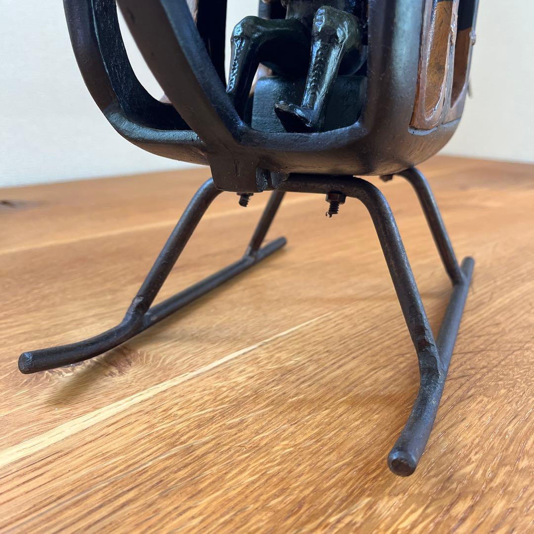 大きな古いブリキのヘリコプター