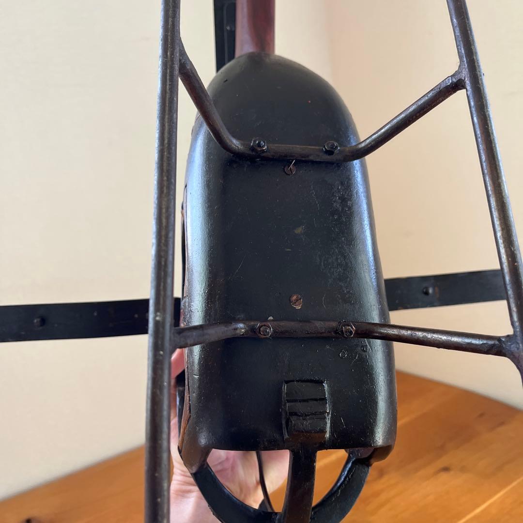 大きな古いブリキのヘリコプター