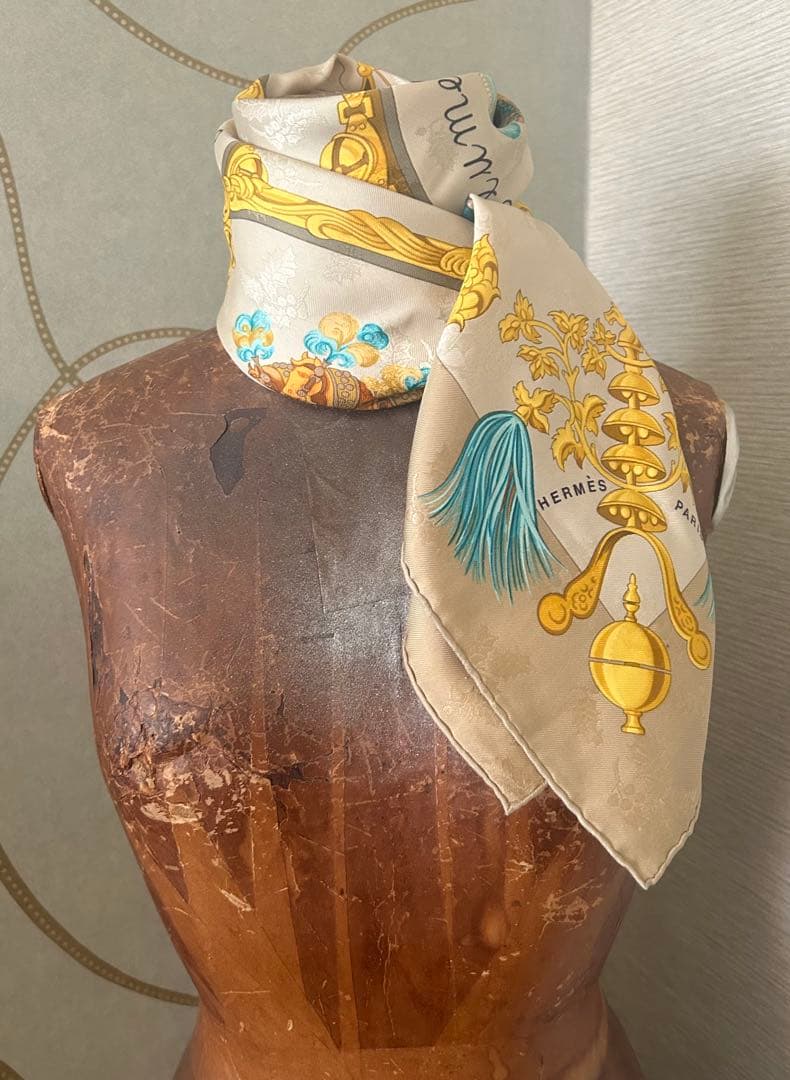 エルメススカーフ カレ90/柄名:羽根飾りと鈴《ジャガード地》