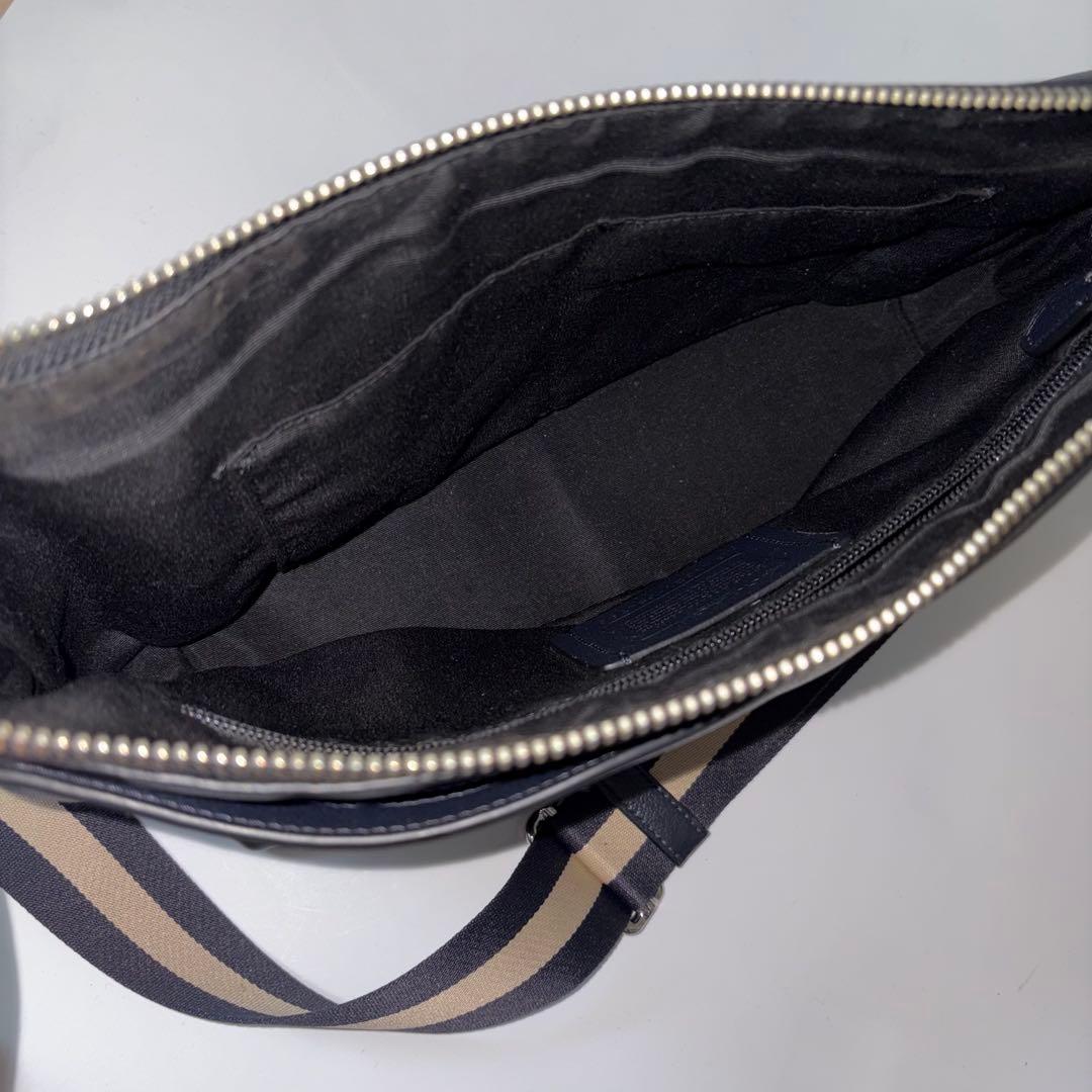 美品　コーチ　ショルダーバッグ　チャールズ スモール メッセンジャー　　レザー