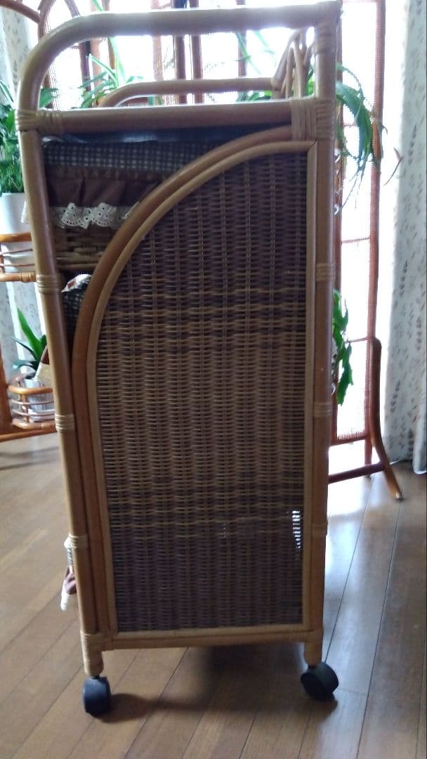 ラタンのチェストコロコロとカバー付き