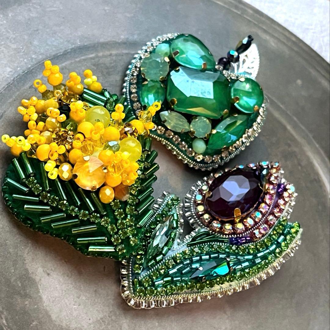 ミモザ ビーズ 刺繍 ブローチ ハンドメイドアクセサリー