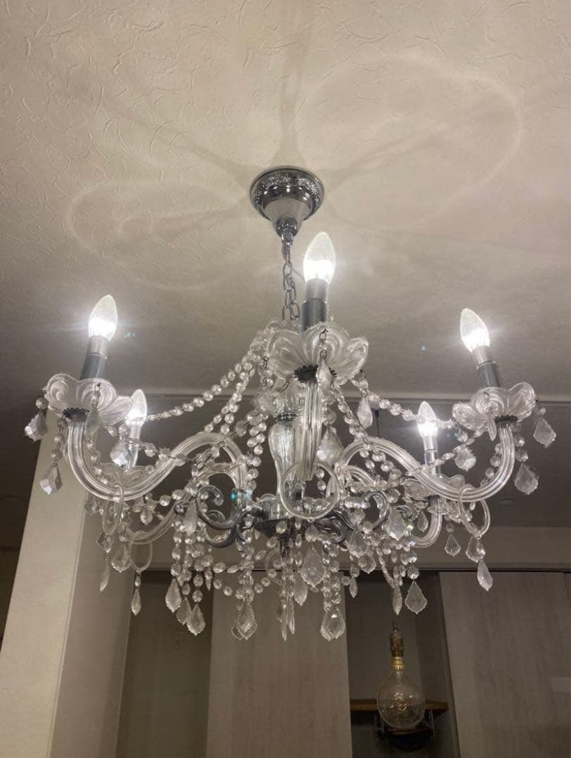 引き取り希望。クリスタルガラスの6灯シャンデリア　シャンデリア照明 スワロ
