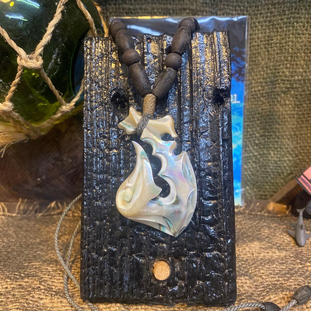 夜光貝のペンダント「海神の鱗」幸運の釣り針ハワイアンジュエリー　ボーンカービング