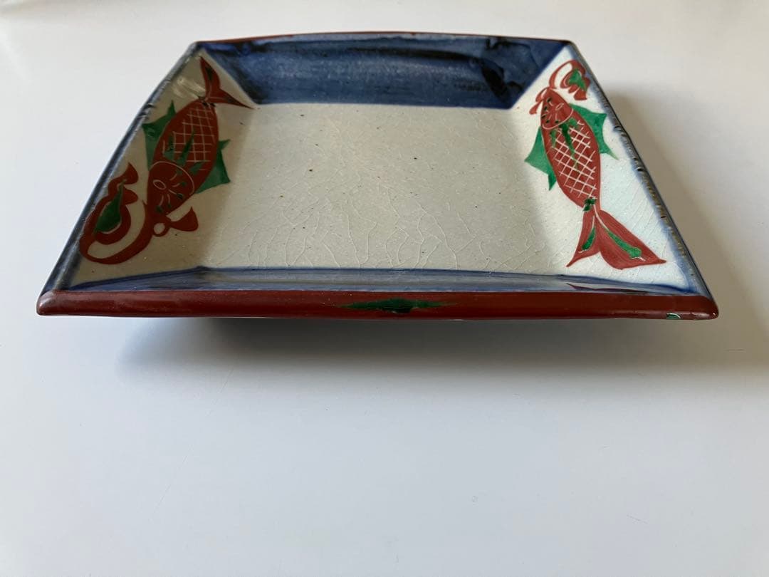 伊勢　神楽窯　奥田康博　呉須　魚柄　赤絵　角皿