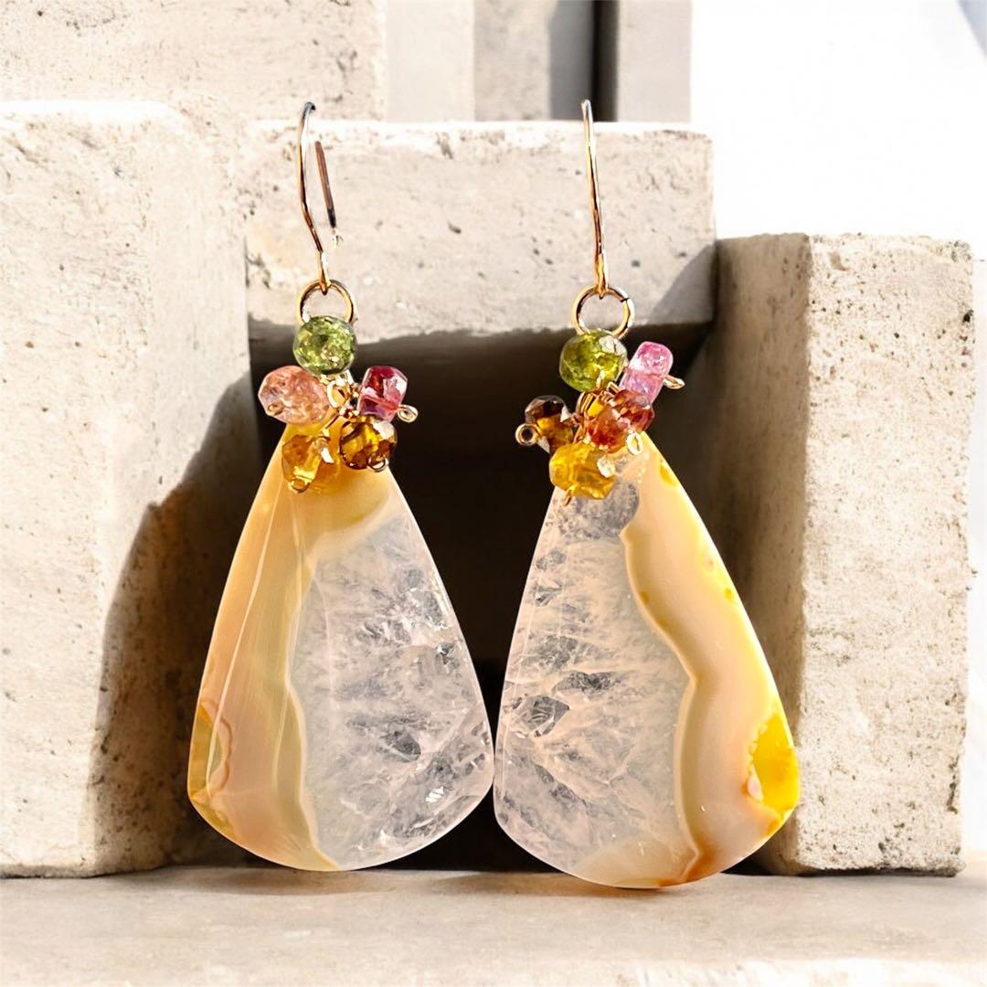 ホワイトプルームアゲートドゥルージーのピアス