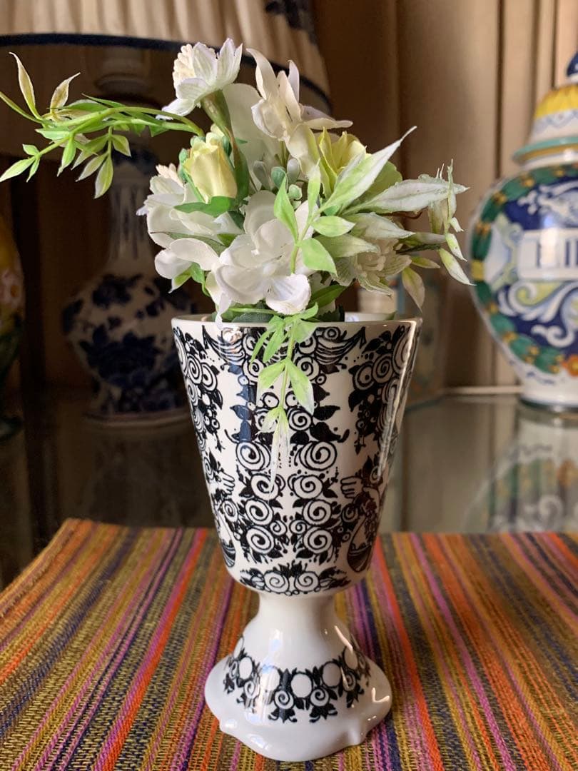 ビヨンヴィンブラッド　ニモール窯のレアなビンテージカップ型少女柄黒の花瓶！