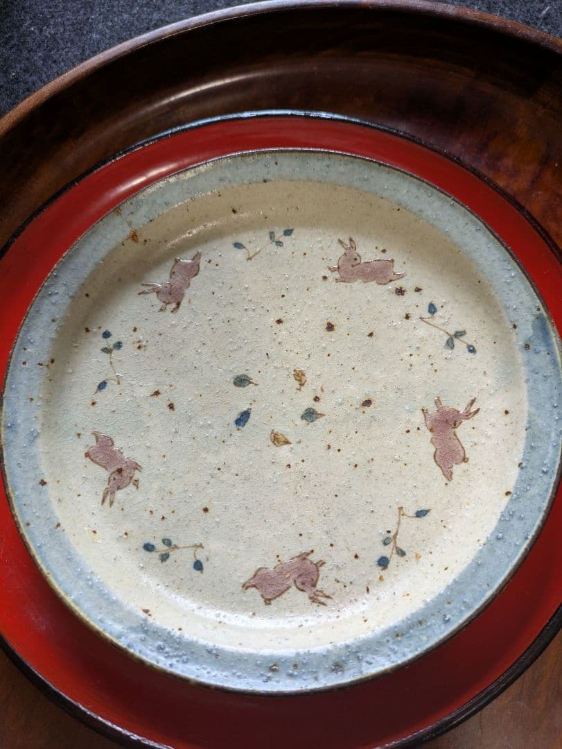 市野吉記　さん　ウサギ模様の陶器皿　イムサエム　コウホ窯