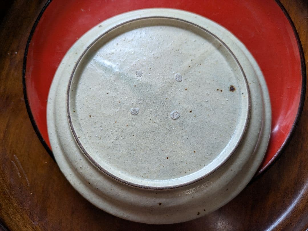 市野吉記　さん　ウサギ模様の陶器皿　イムサエム　コウホ窯