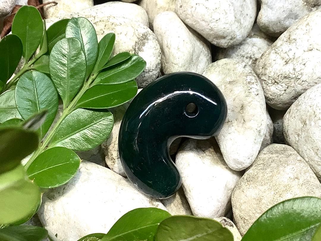 神宿る【 出雲石(青緑色の碧玉) 】島根県花仙山瑪瑙　青瑪瑙　出雲型勾玉　鑑別‼️