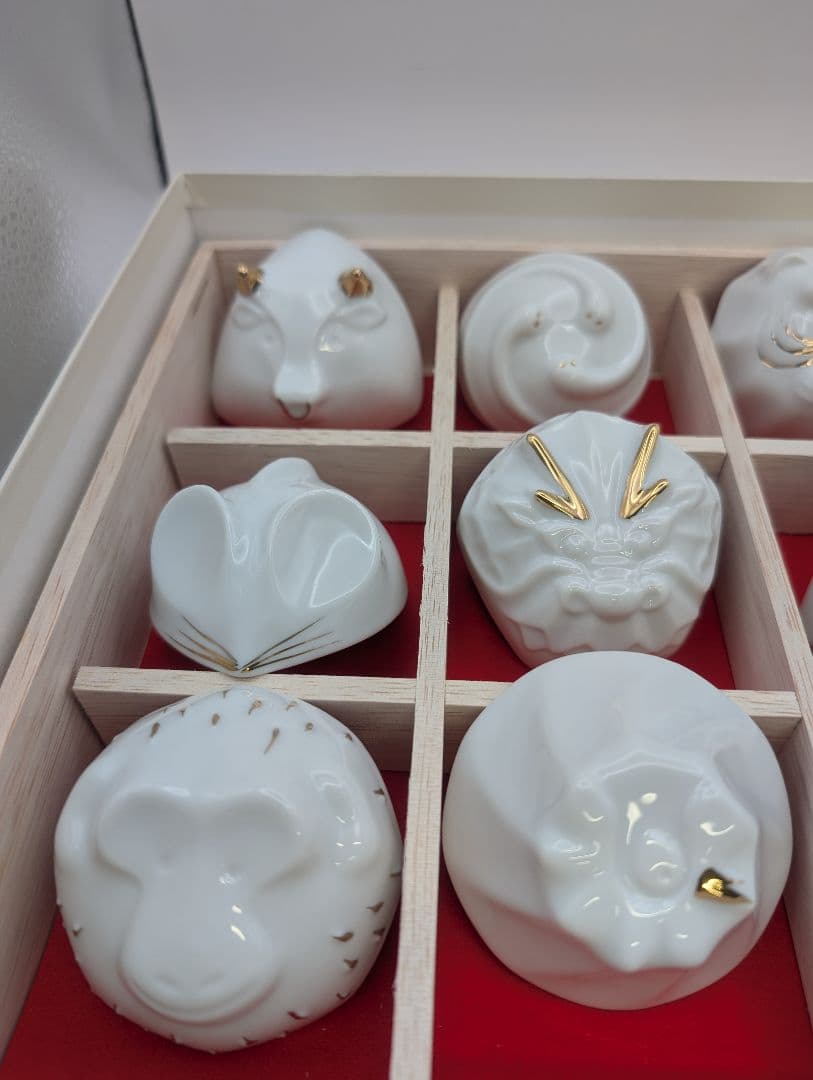 金箔装飾の磁器皿十二支描かれてる小皿