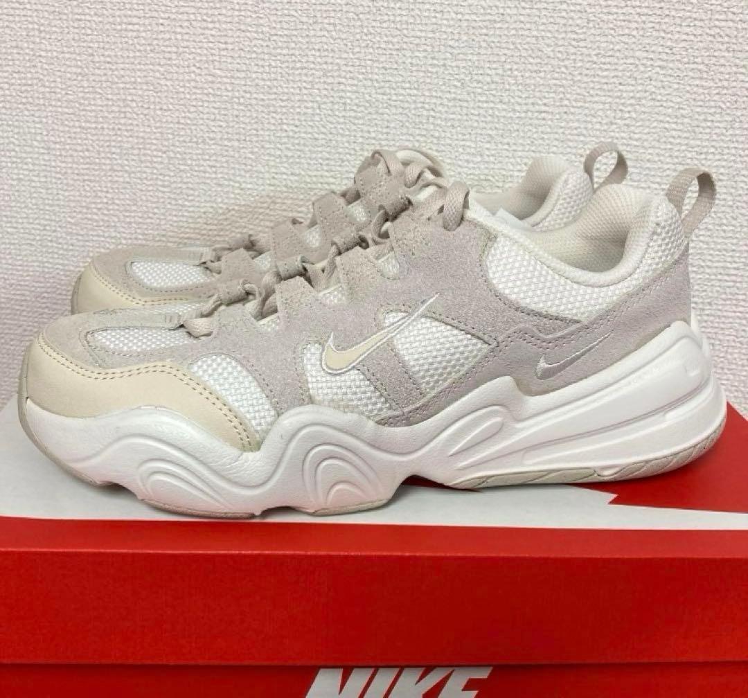 【新品】ナイキ テック ヘラ ウィメンズシューズ　24cm ナイキスニーカー