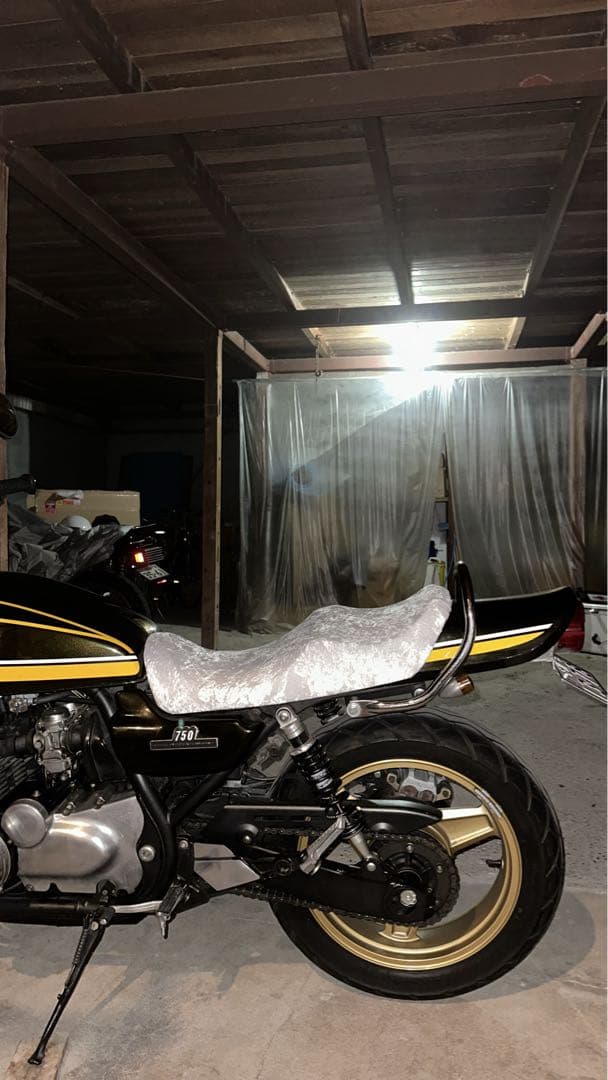 ゼファー750 シートベース　金具付き　アンコ抜き　チンチラ　後貼り