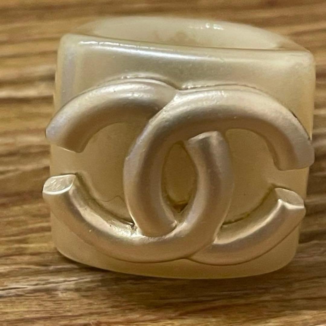 CHANEL シャネルプラスチックアイボリー ダブルCロゴ リング