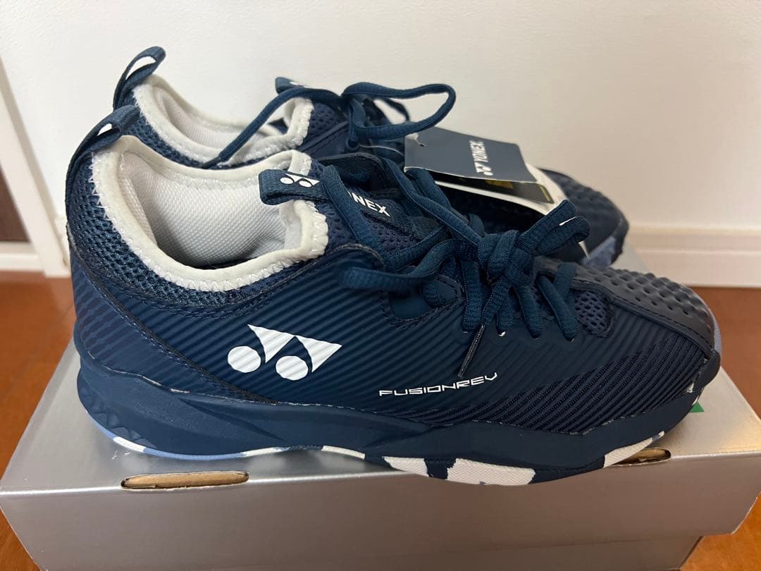【未使用品】YONEX フュージョンレブ4メンGC 24.5 ネイビーブルー