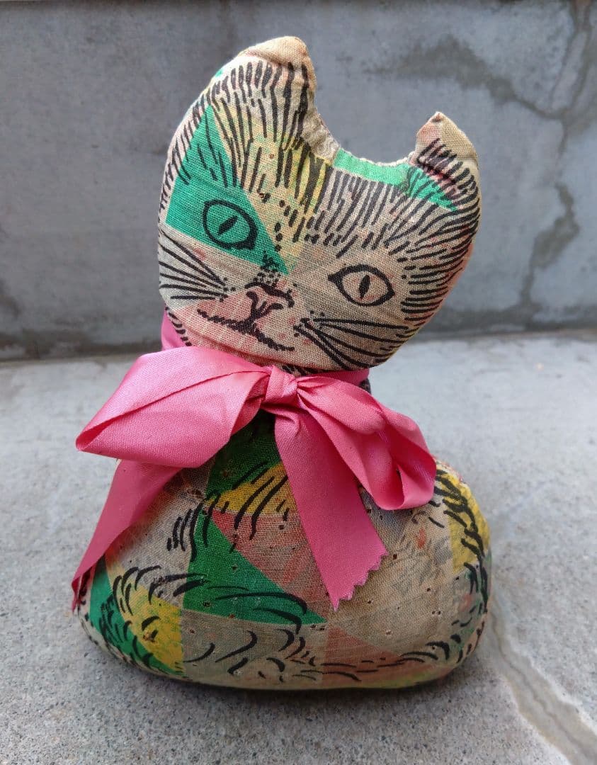 アメリカン　ヴィンテージ　もみの木葉っぱが入った　布製　猫が　フィギュア　置物