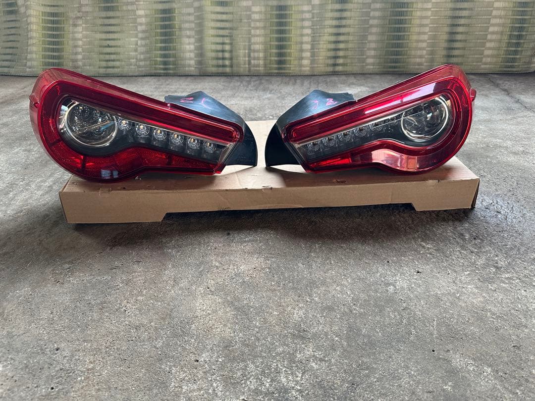 トヨタzn6 86 brz 後期 純正 テールランプ