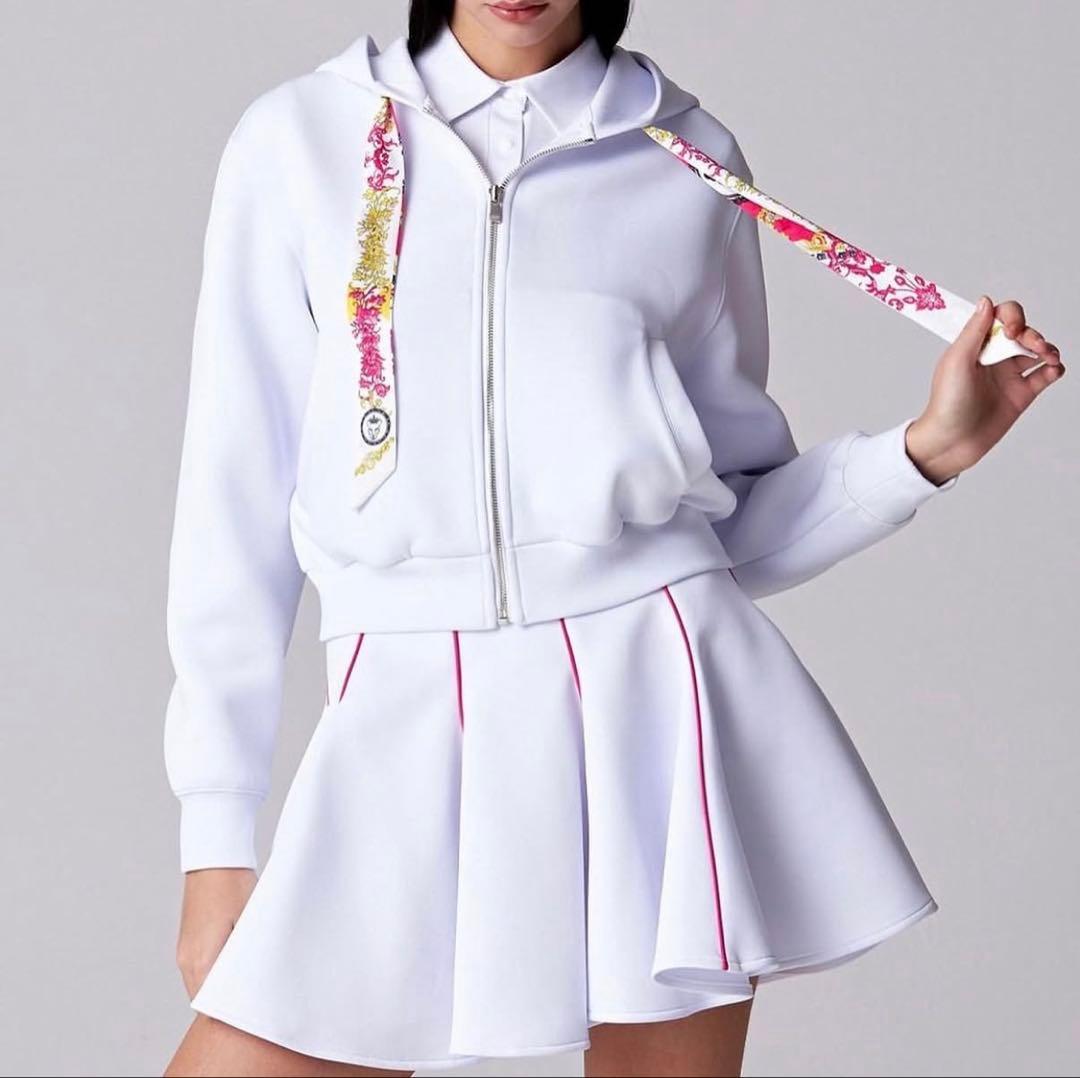 UTAA ホワイトフード付きスウェットとスカートセット