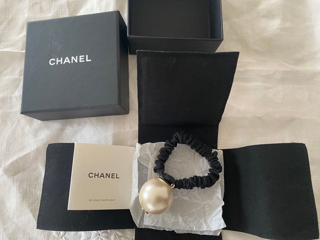 CHANEL パール付きヘアシュシュ