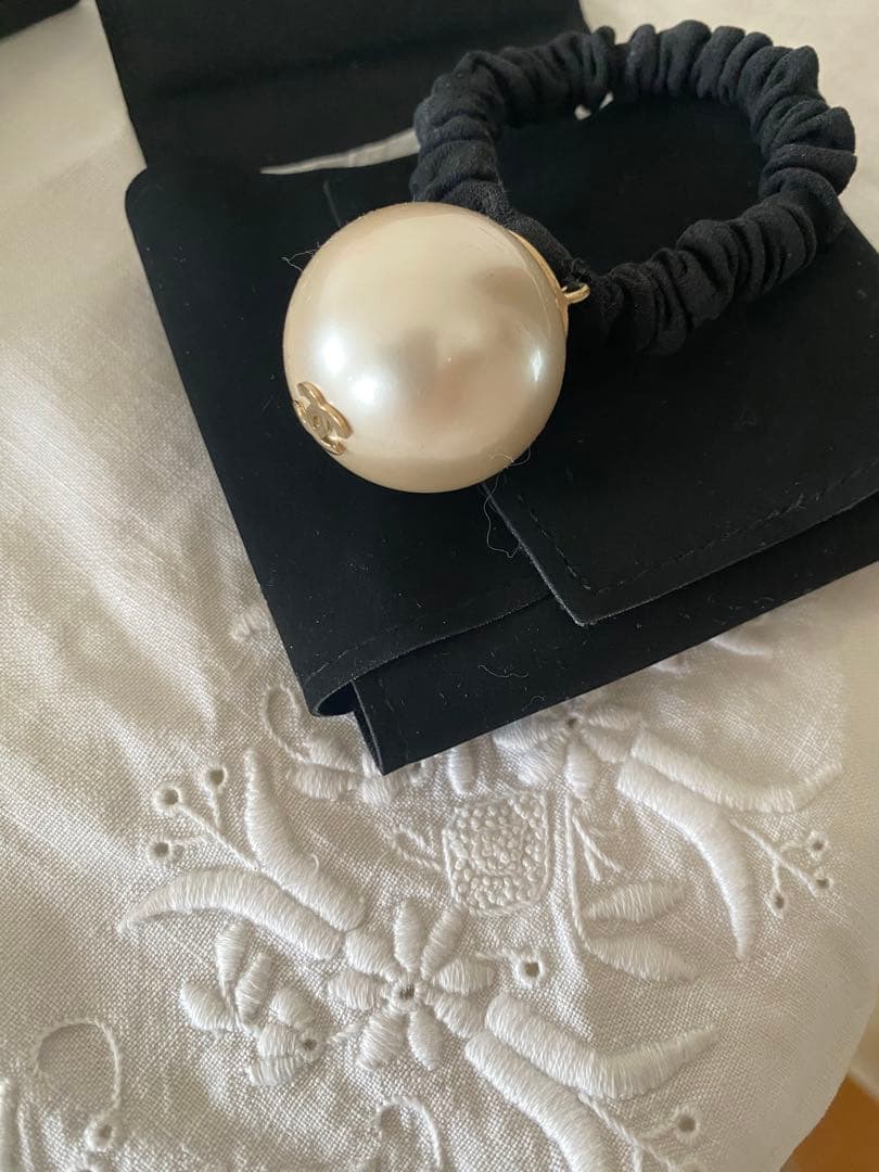 CHANEL パール付きヘアシュシュ