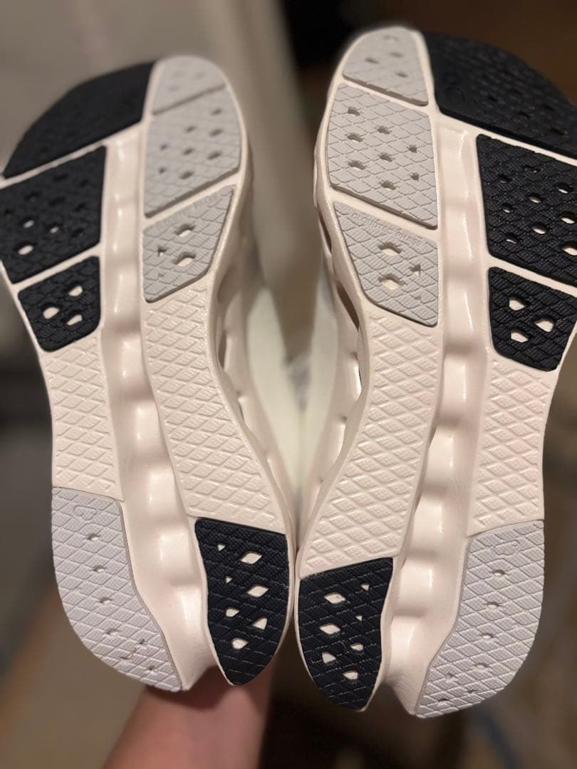 On Cloudsurfer2 ランニングスニーカー