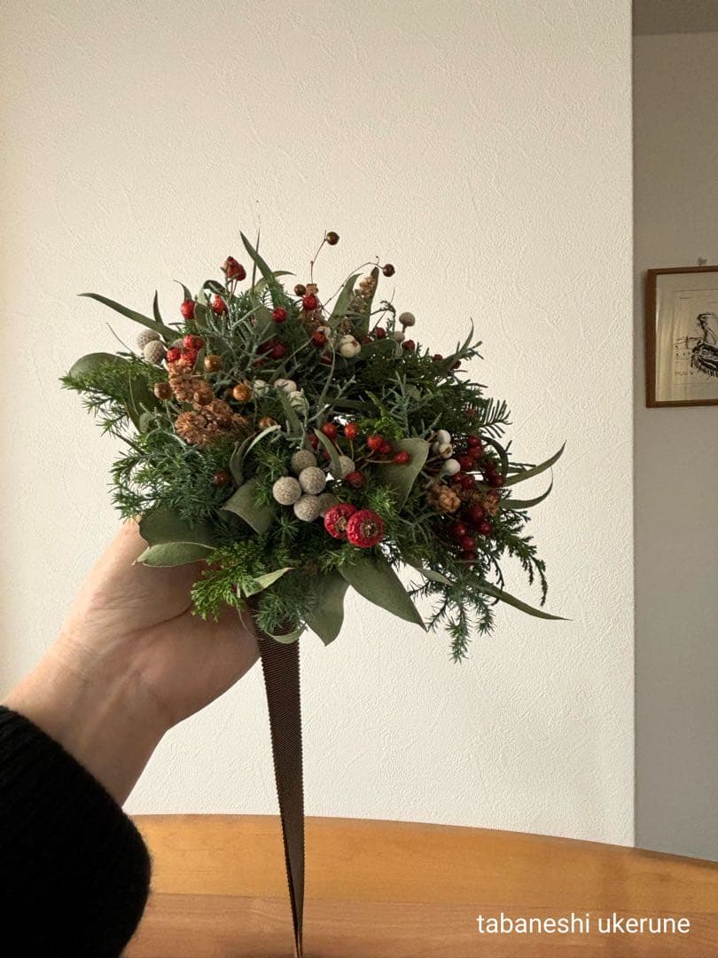 モミの木と赤い野バラの実や数種類の針葉樹を紡いだ可愛らしい　クリスマス　リース